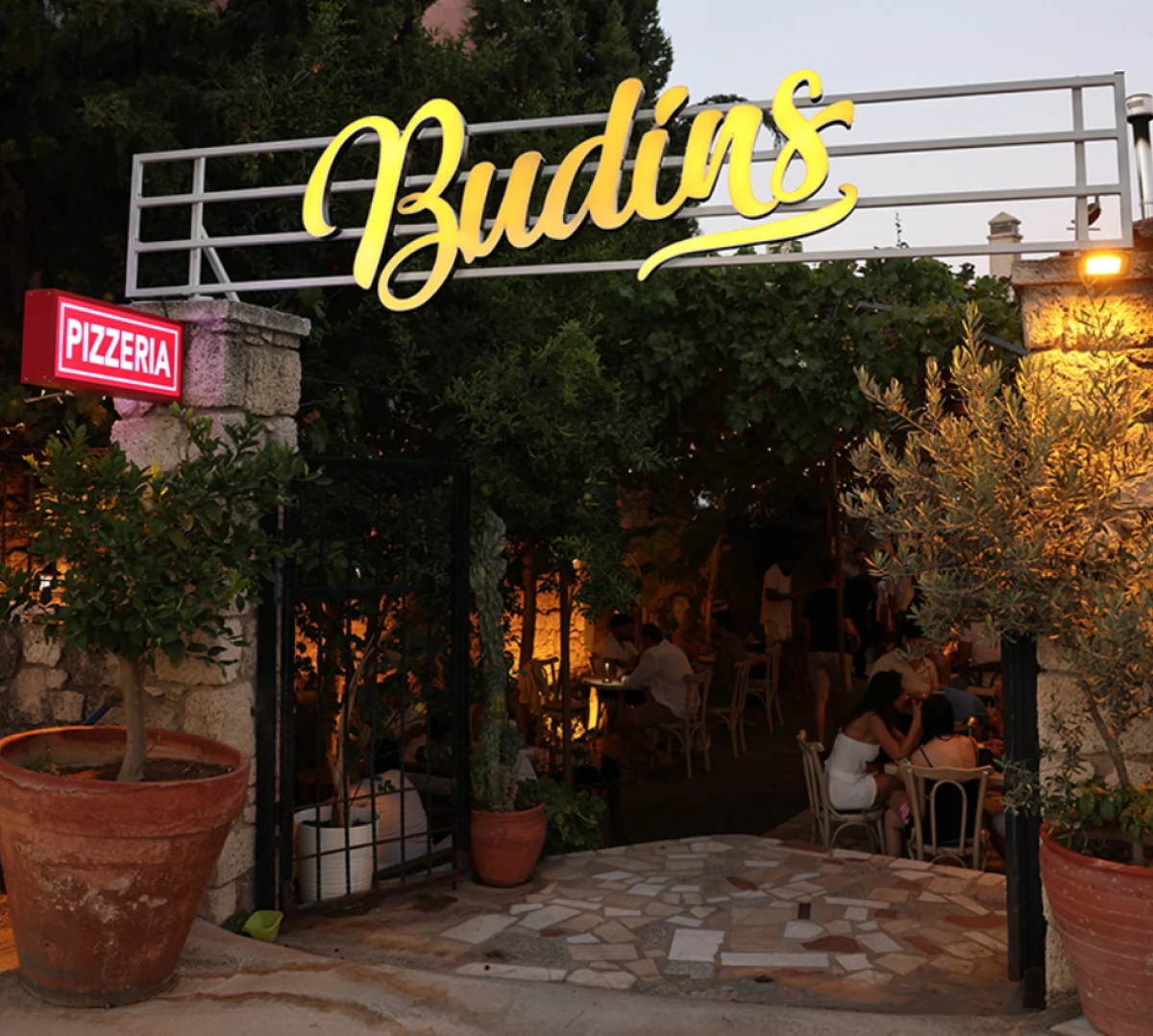 Budins Alaçatı, eşsiz lezzetleriyle misafirlerini ağırlamayı bekliyor 