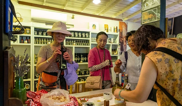 &Ccedil;inli Turistler &Ccedil;anakkale K&uuml;lt&uuml;r Yolu Festivali&rsquo;nde zeytinyağını keşfetti