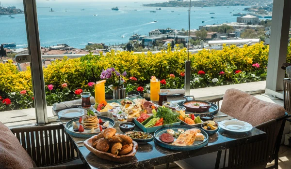 Conrad Istanbul Bosphorus&rsquo;da boğaz manzarası eşliğinde kahvaltı keyfi 