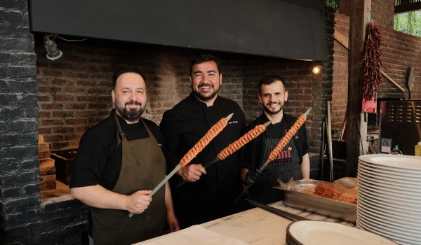 Ege kıyısında bir gastronomi rit&uuml;eli: Tam Ocakbaşı x Yazz Collective. 