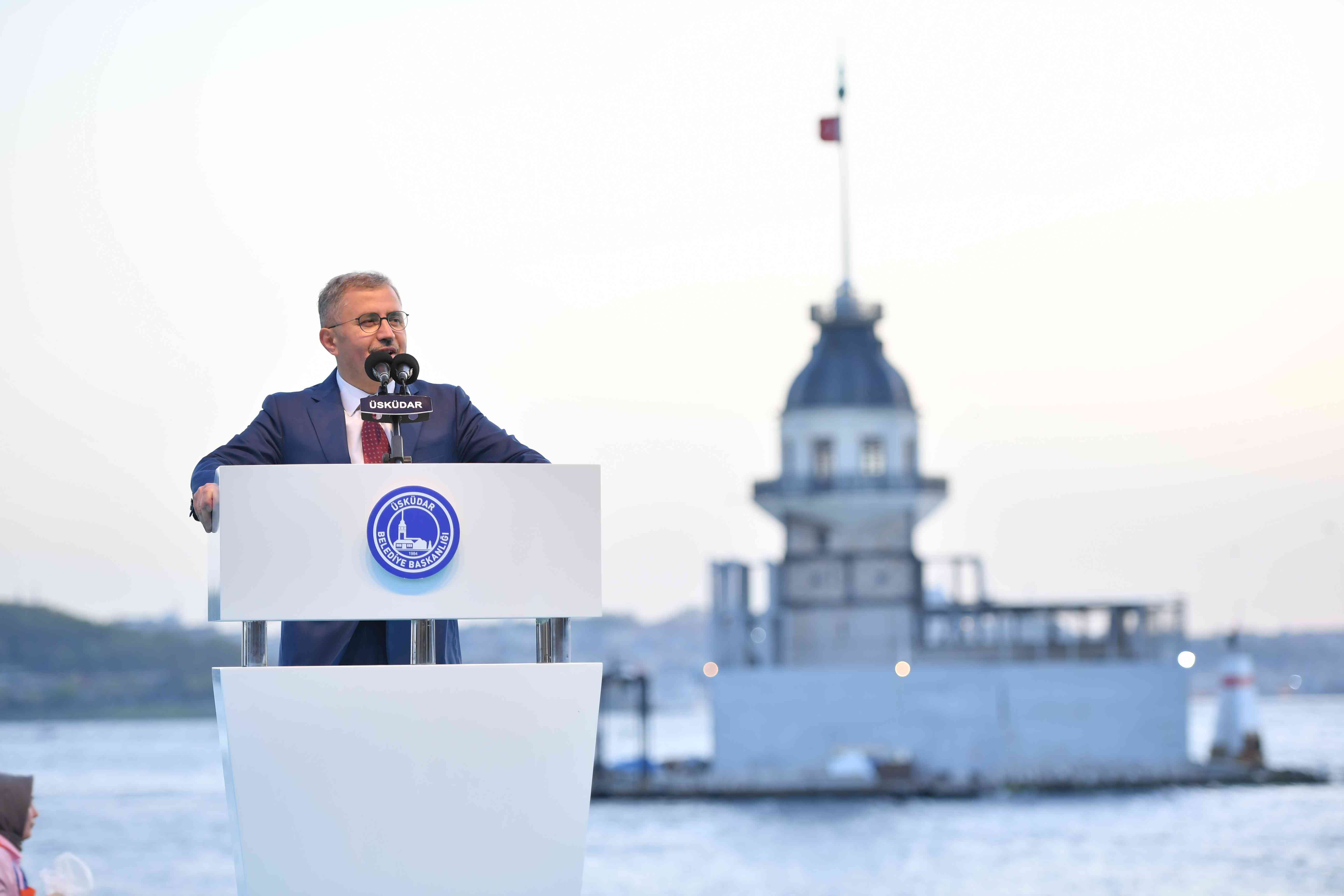 Türkiye'nin 80.000 kişilik en büyük sofrası Üsküdar'da Boğaza karşı kuruldu