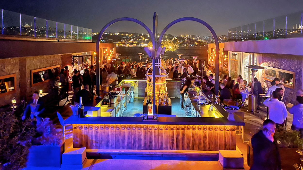 İstanbul’un En İyi Manzarasına Sahip Oligark Lounge Bar’da   Gün Batımının Keyfini Çıkarın!