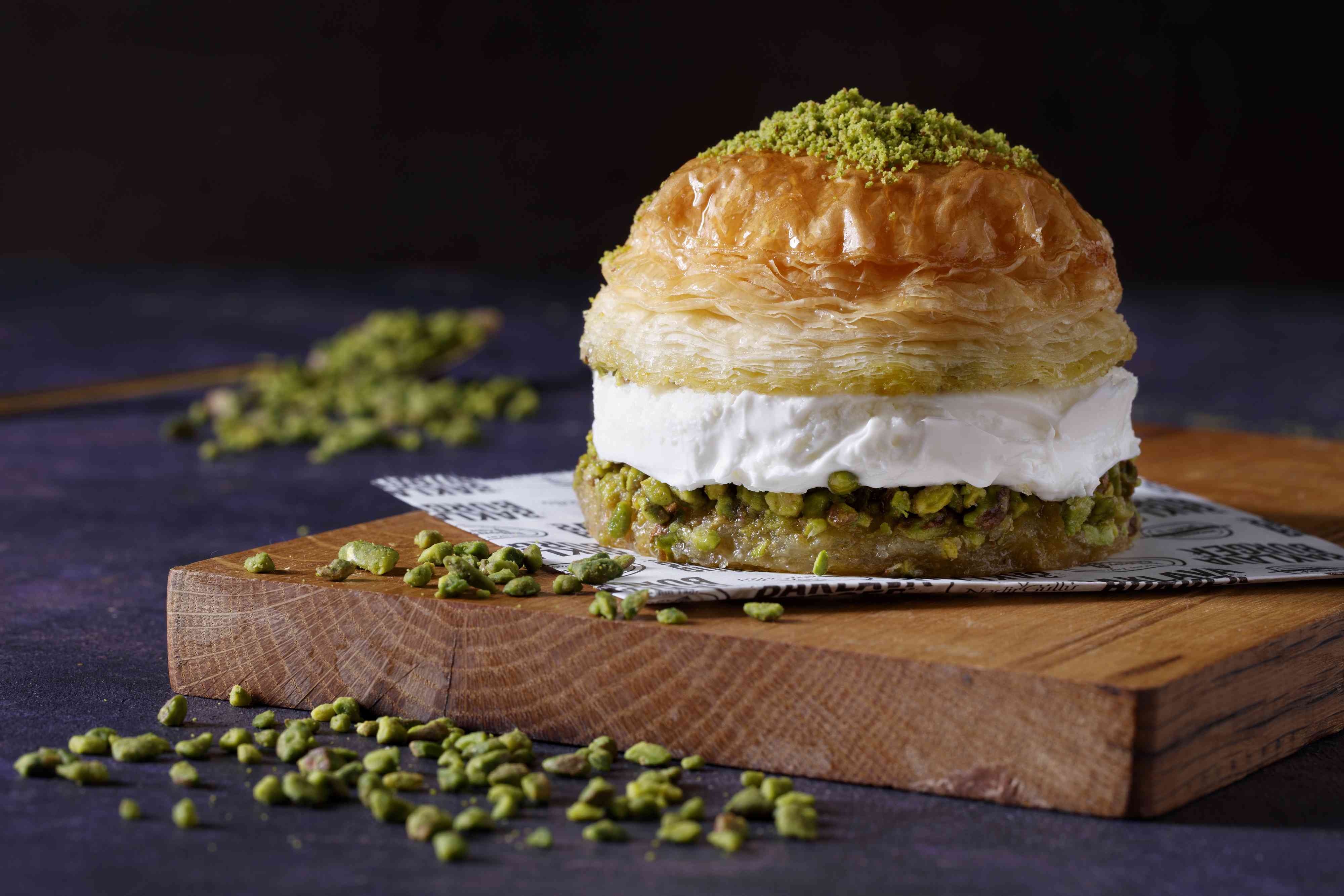 Karaköy Güllüoğlu'nun yepyeni lezzeti Baklava Burger