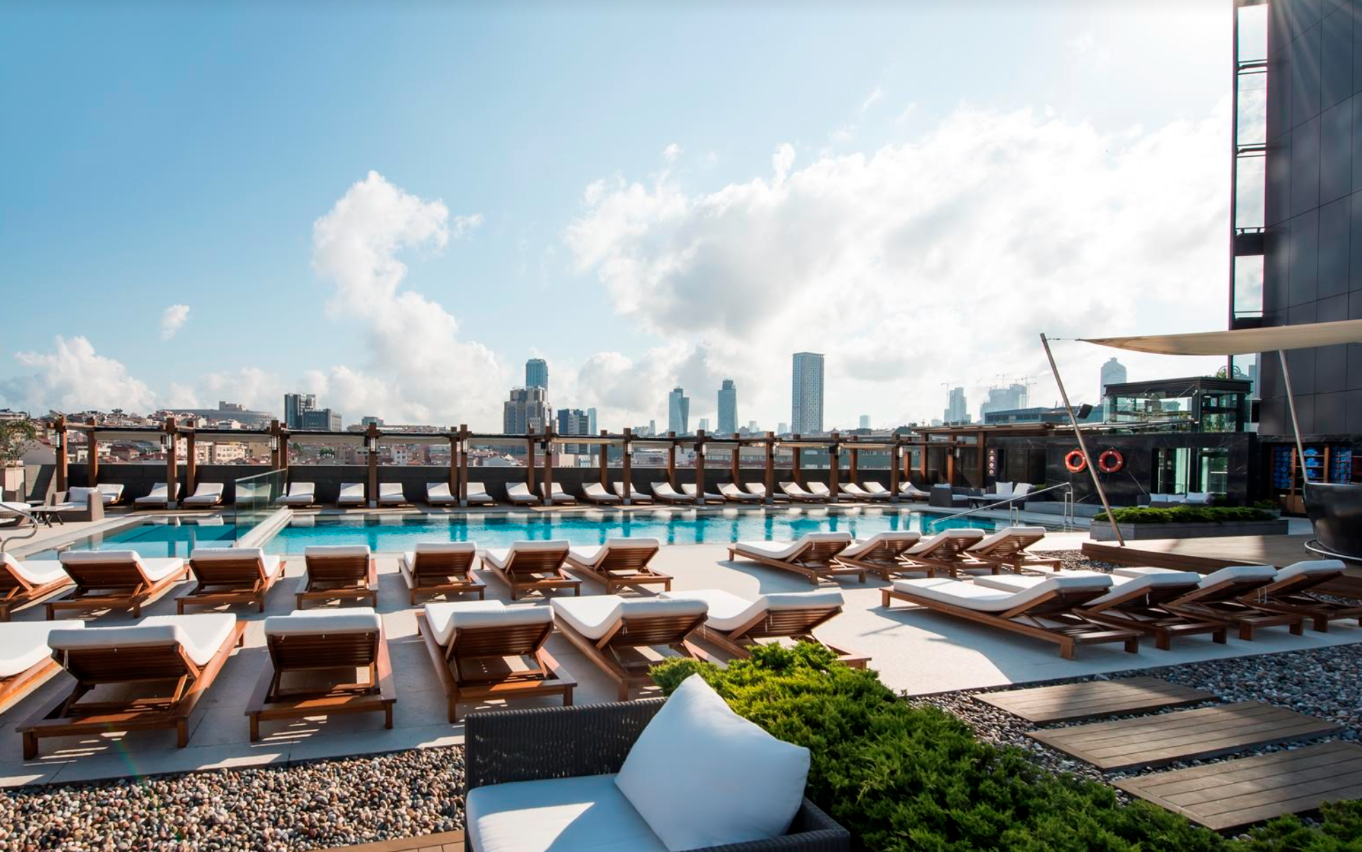 Havuz keyfi Hilton Istanbul Bomonti’de başlıyor
