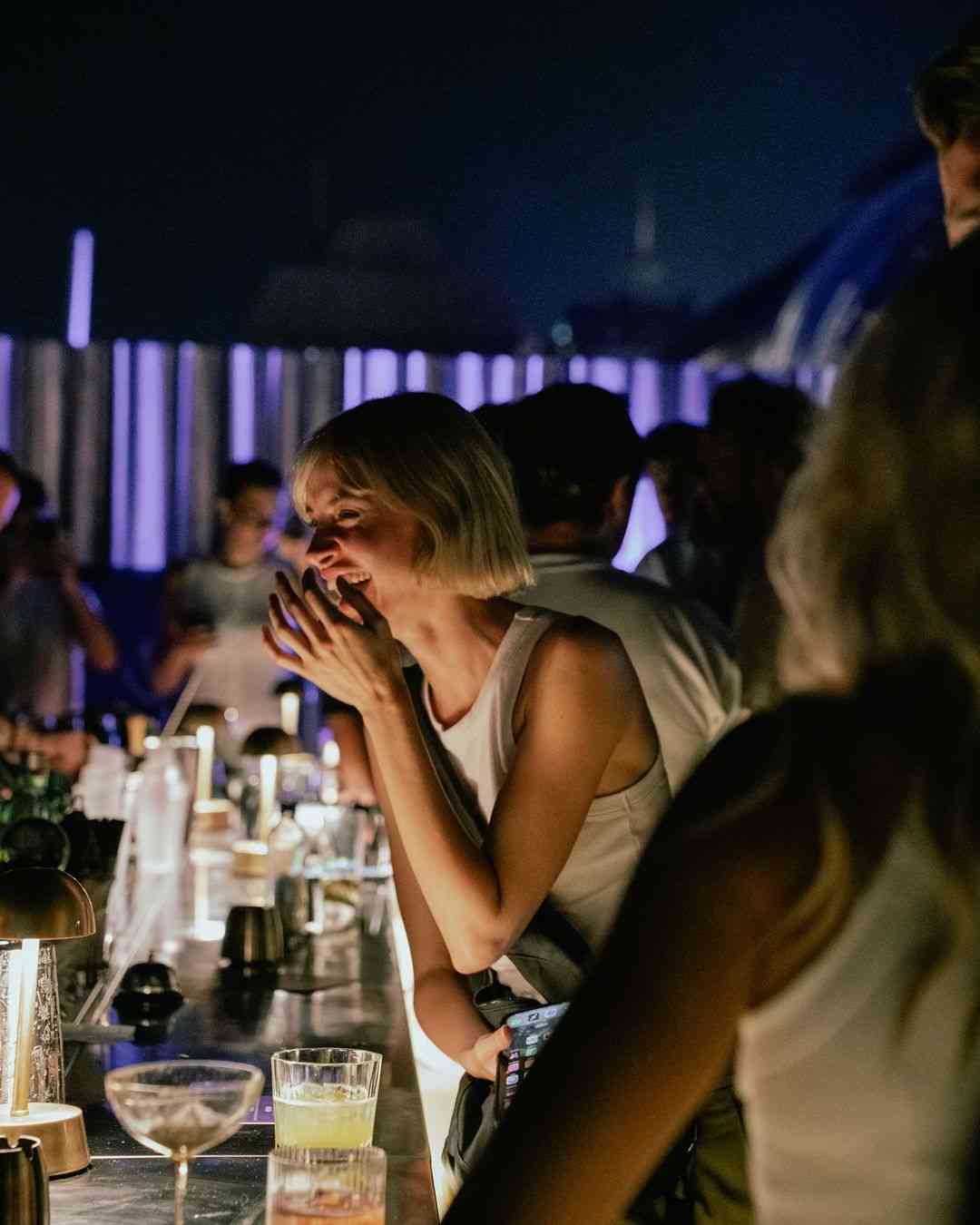Komün performansları ve farklı konseptler eşliğinde misafirlerini ağırlıyor
