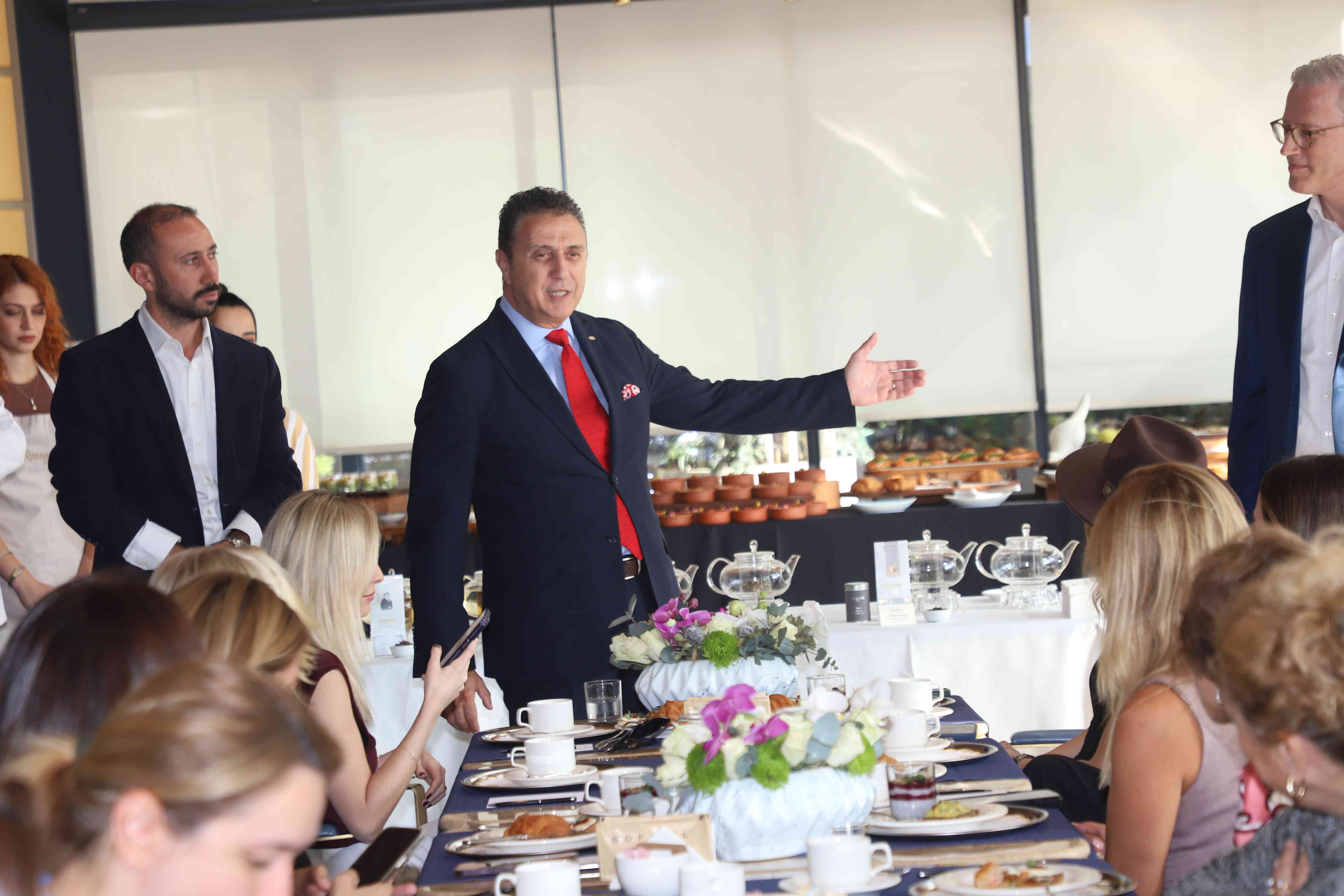 Ronnefeldt, karalların çayı Sofitel Istanbul Taksim misafirleri ile buluştu