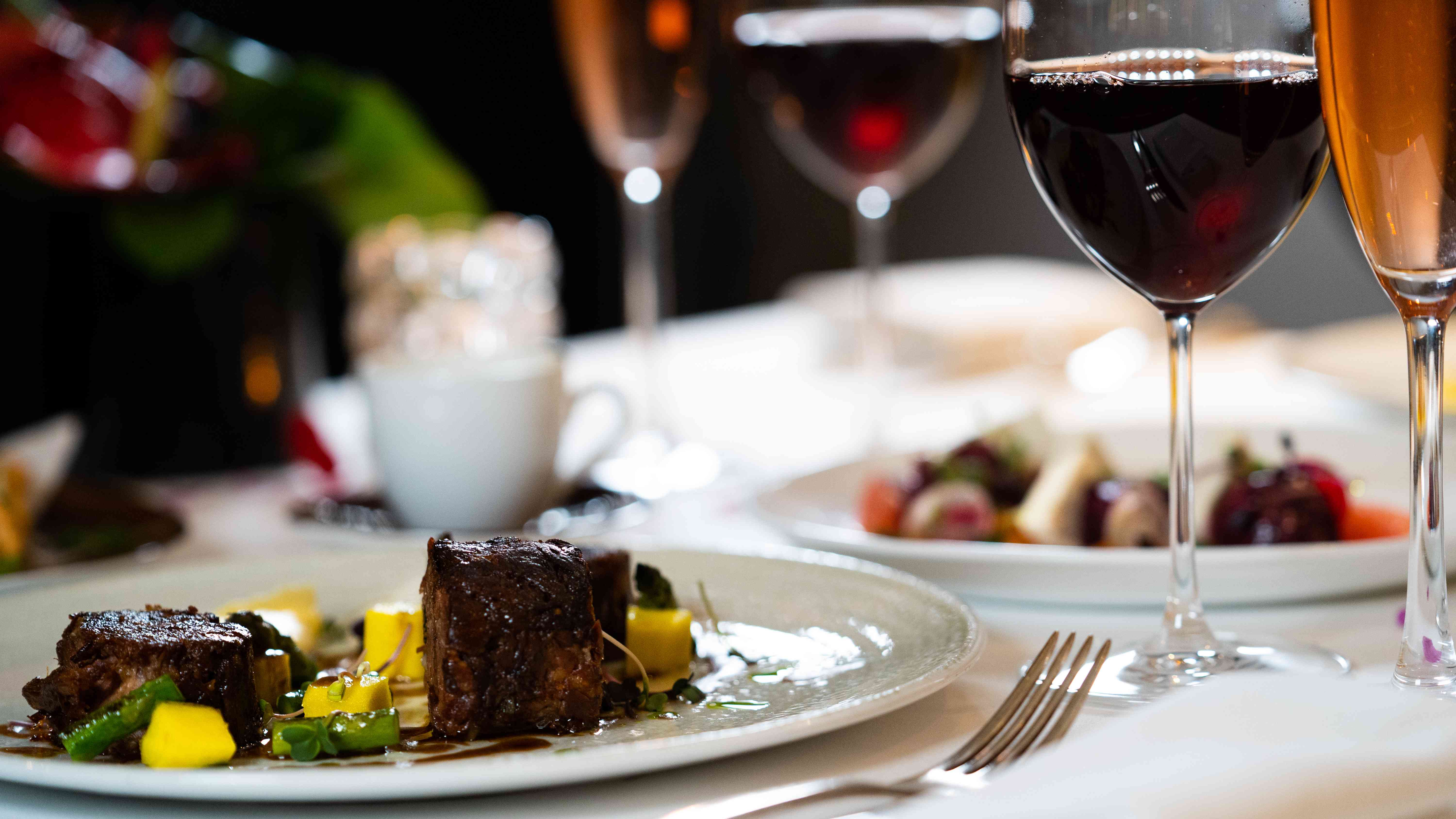 St. Regis Brasserie’de Romantik ve Eğlence Dolu Bir Akşam