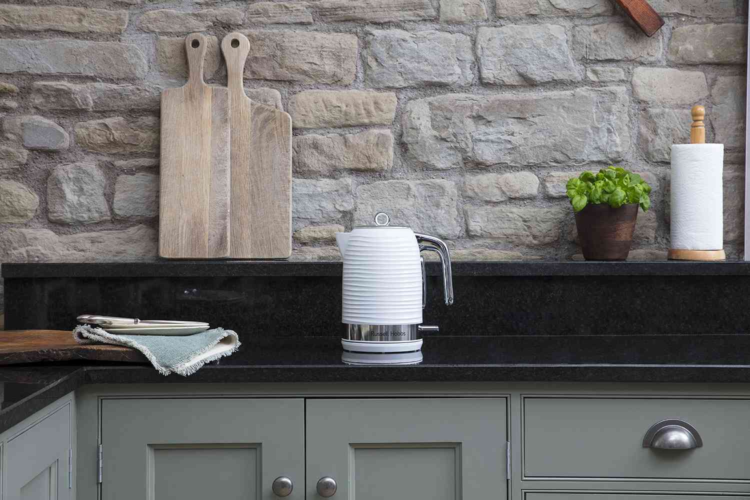 Mutfağın İlham Veren İncisi: Russell Hobbs Inspire Beyaz Su Isıtıcısı