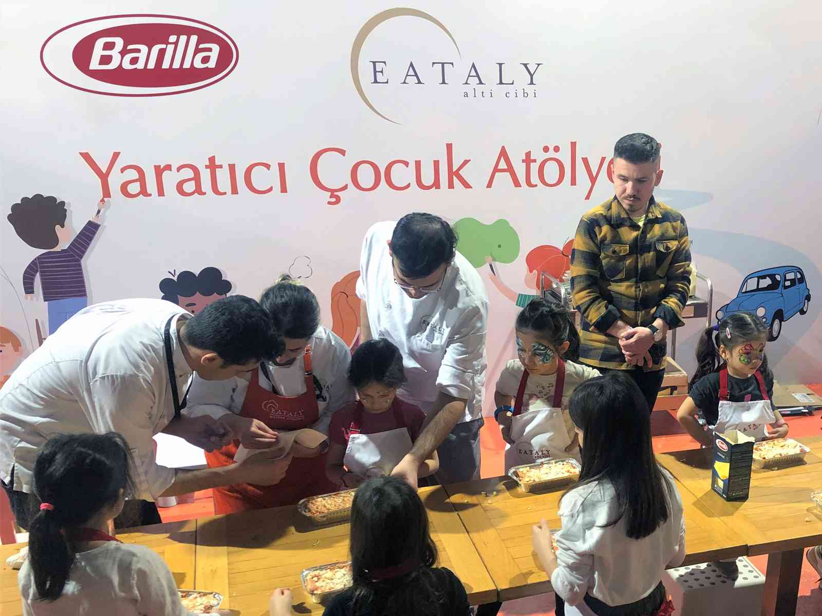 Minikler, şefler eşliğinde lazanya pişirdi