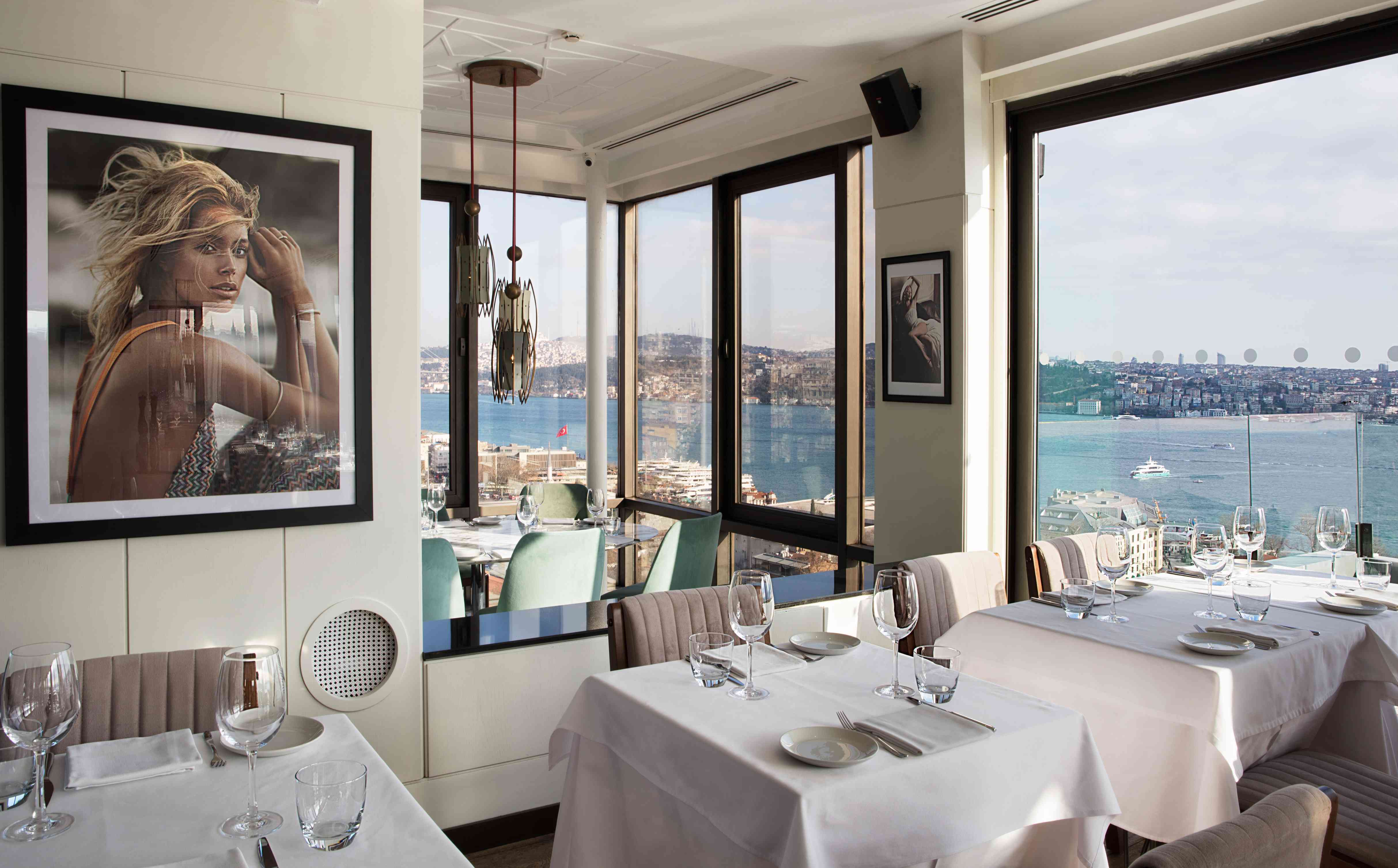 Vogue Restaurant misafirlerini ağırlamaya devam ediyor...