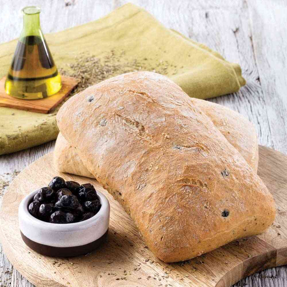 Divan fırınlarından sofralara uzanan leziz ekmekler, izolasyon yaşadığımız bu dönemde keyifle hazırlanan öğünlere eşlik ediyor. Günlük taze Ekşi mayalı, Alman, Dinkel, Anadolu ve Zeytinli Ciabatta ekmekleri, Divan kalitesi ve uzmanlığını sofraya taşıyor. 